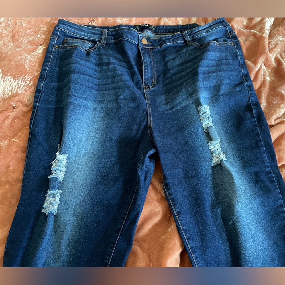 Alya 3x distressed skinny jeans. Very stretchy.